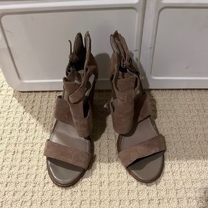 Hinge Cora Block heel Taupe Suede Sandals. Size 7.